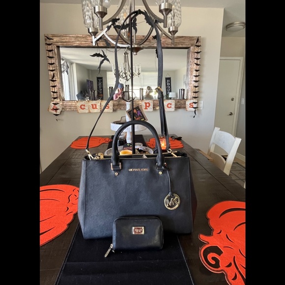 Michael Kors Purse and Wallet Set - Picture 4 of 9